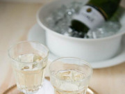 Làm đẹp - Cuối năm tiệc tùng, còn dư sâm panh làm ngay xả tóc, thải độc da cực &quot;đỉnh&quot;