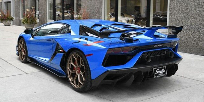 Lamborghini Aventador: V12 6.5L Aventador là một minh chứng rõ rệt cho việc Lamborghini không phải fan của động cơ nhỏ và tăng áp. SVJ là phiên bản nhanh nhất của Lamborghini Aventador, có công suất 791 mã lực và mô-men xoắn 537 lb-ft, trong khi bản Aventador S có công suất 730 mã lực tại 8.250 vòng/phút và mô-men xoắn 507 lb-ft.
