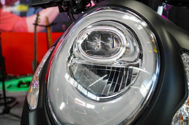 Toàn bộ xe được thiết kế loại theo khái niệm Round Shape AT thể hiện rõ qua đèn pha LED tròn hiện đại với dãy đèn chạy ngày đặt bên trong đèn chính.
