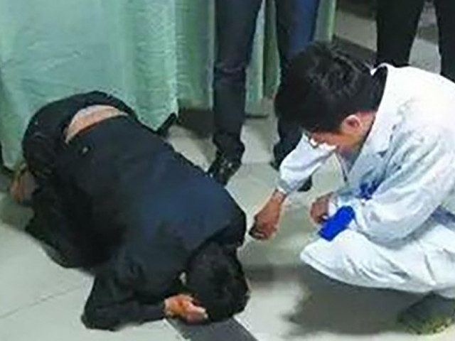 Bạn trẻ - Cuộc sống - Vợ U50 tuổi đi đẻ, vừa nhìn mặt con chồng quỳ sụp xuống xin tha lỗi