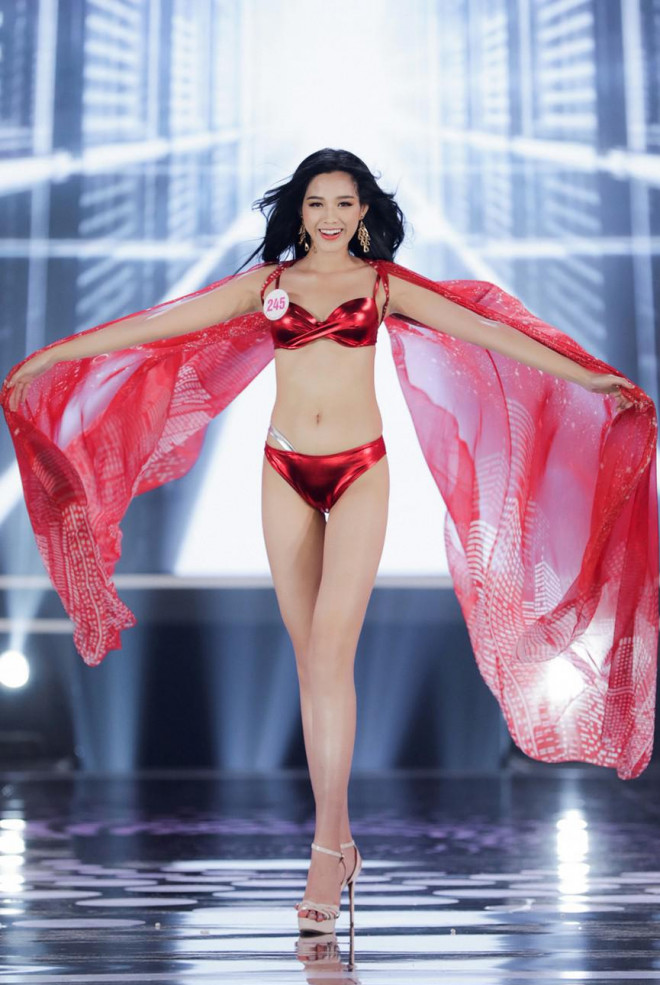 Hoa hậu Đỗ Thị Hà ‘đọ’ bikini nóng bỏng với 2 Á hậu Phương Anh và Ngọc Thảo - 2