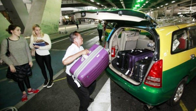 Theo quy định mới, tài xế taxi có nhiệm vụ phải thông báo cho hành khách về các khoản phụ phí này trước khi xuất phát. Ảnh minh họa: Bangkok Post
