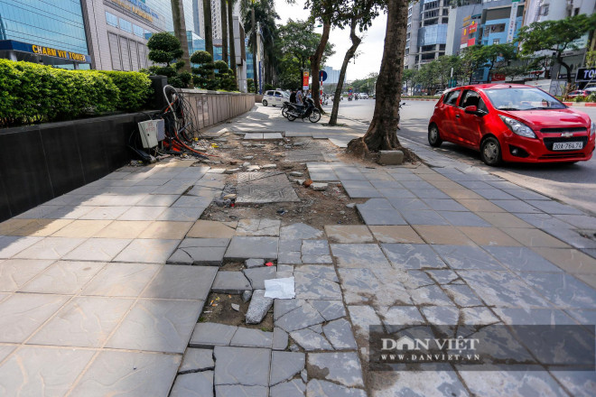 Cách đây hơn 3 năm, Hà Nội ban hành quy định mới về cải tạo hè phố. Trong đó, thành phố đặt mục tiêu đến năm 2020, vỉa hè của hơn 900 tuyến đường tại 12 quận nội thành được thay thế từ gạch truyền thống sang đá tự nhiên có kết cấu bền vững với tuổi thọ lên đến 70 năm.