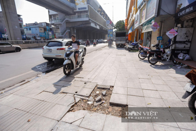 Tại đường Nguyễn Trãi (quận Thanh Xuân), vỉa hè mới được đầu tư lát đồng bộ đá tự nhiên tuổi thọ 70 năm từ khoảng quý 3/2017 nhưng sau 3 năm đã xuất hiện nhiều vị trí đá lát bị bung, vỡ, sụt lún.