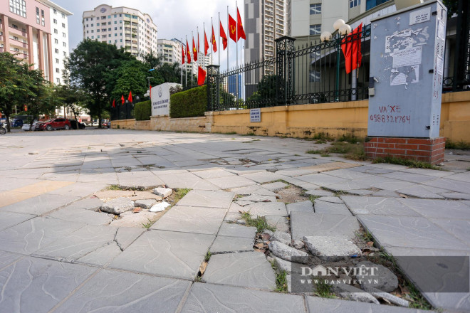 Trước đó, để chỉnh trang, cải tạo hè phố, từ 2010 đến năm 2020, Hà Nội đã có 3 lần đại tu vỉa hè. Tuy nhiên, cho đến nay, tình trạng vỉa hè hư hỏng, vỡ vụn vẫn không ngừng lặp lại.