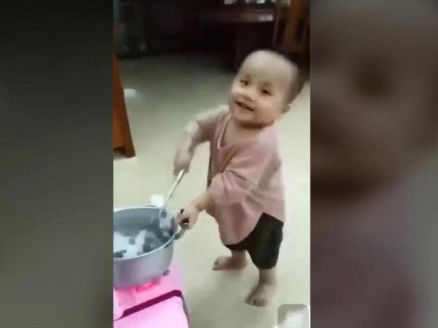 Media - Hài hước với màn trổ tài nấu ăn của 'đầu bếp nhí'