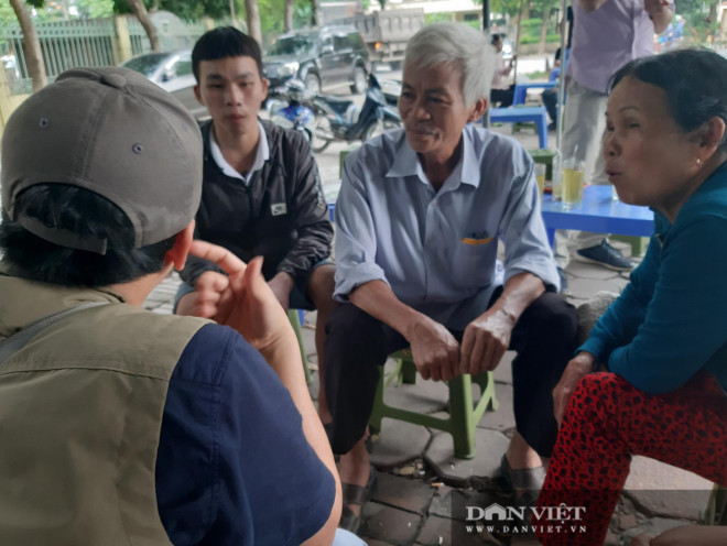 Vợ chồng ông Minh, bà Lập trao đổi với PV Dân Việt trước khi vào viện thăm cháu Duy.