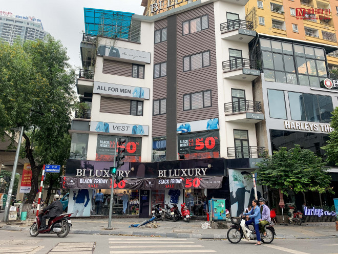 Ghi nhận của phóng viên ngày 24/11 nhiều cửa hàng thời trang ở Hà Nội đồng loạt treo biển giảm giá khuyến mại ngày Blak Friday.