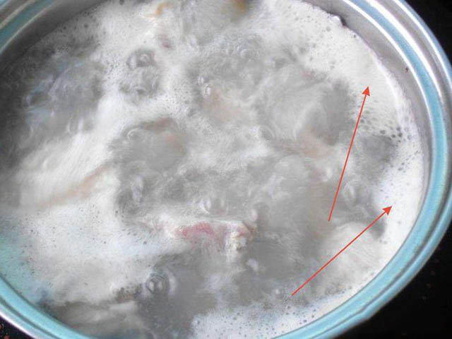 Ẩm thực - Tại sao trước khi hầm hay nấu canh, cần phải chần xương?