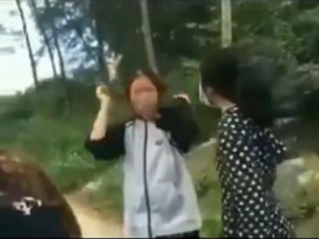 Pháp luật - Một học sinh dùng mũ bảo hiểm đánh liên tiếp vào đầu bạn