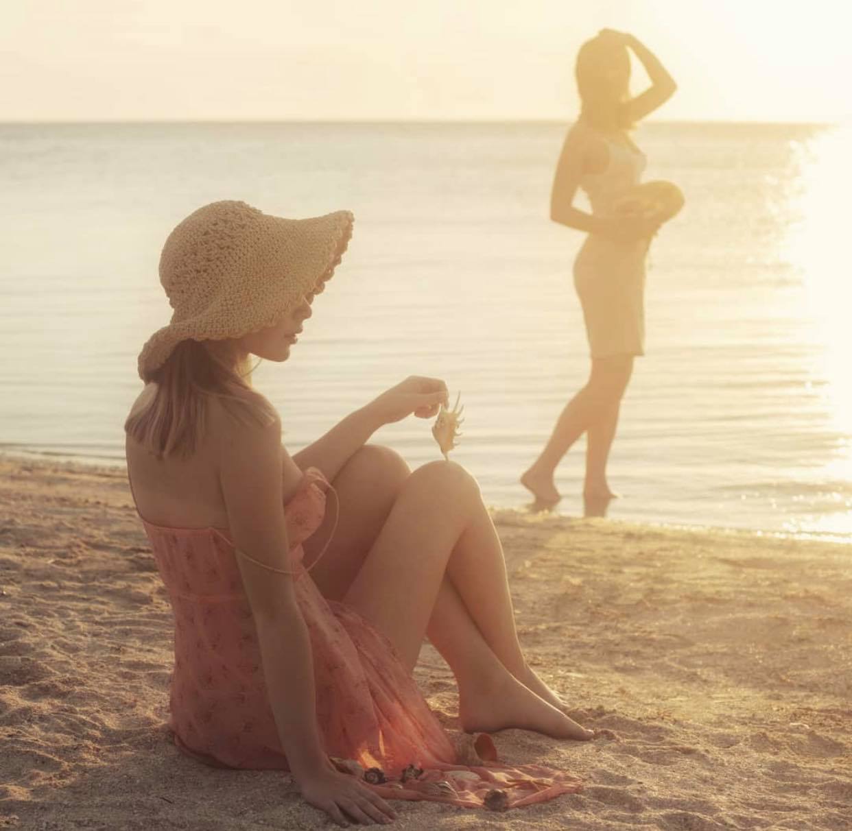 2 thiếu nữ &#34;thả vòng 1 bên bờ biển” gây thương nhớ trong bộ ảnh “Người đi nhặt vỏ sò” - 1