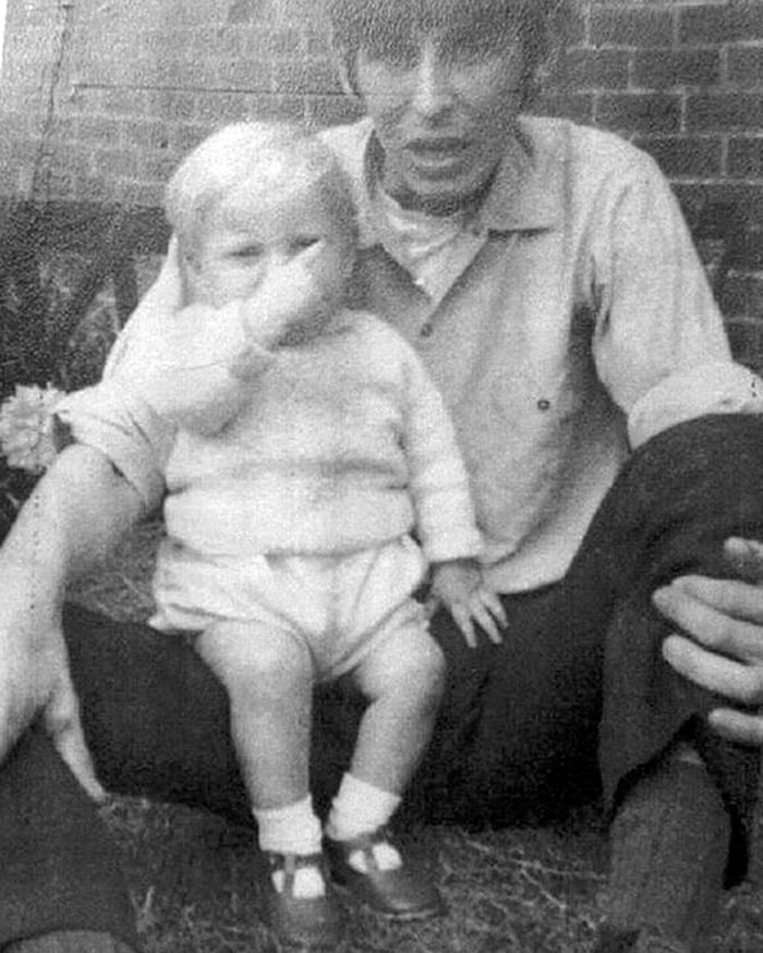 Bức hình người cha dượng chụp cùng em trai khiến Peter Booth nhớ lại ký ức kinh hoàng.