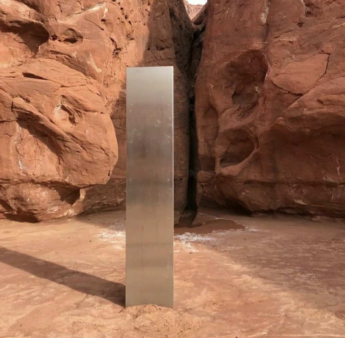 Cột kim loại bí ẩn mọc sừng sững giữa sa mạc nước Mỹ (ảnh: Guardian)