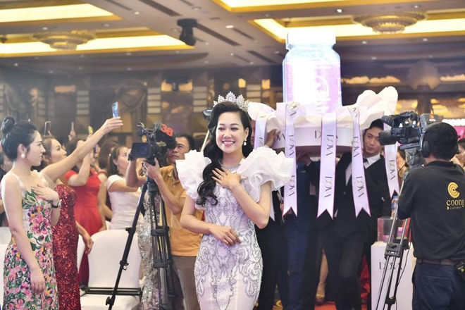 Doanh nhân Đỗ Thị Vân Anh tại lễ rước sản phẩm Tố Ngọc Hoàn Plus+