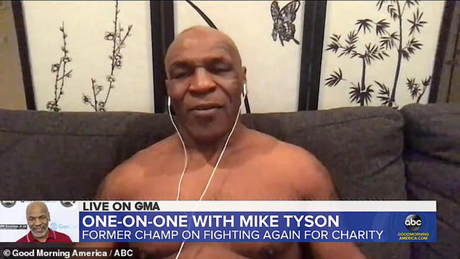 Mike Tyson cởi trần khoe cơ bắp vạm vỡ khi đang trả lời phỏng vấn