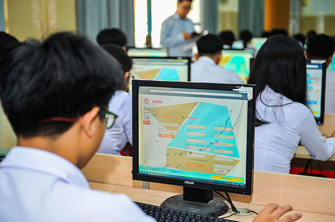 Các bạn học sinh đang đăng ký tham dự Hội thi