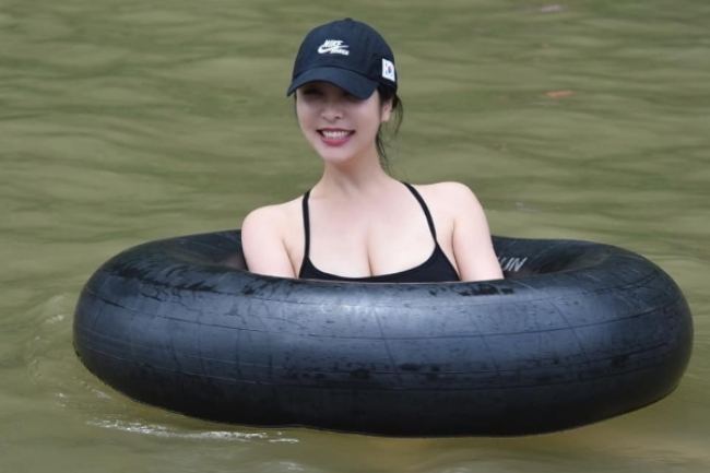 Cũng là streamer nhưng&nbsp;Hyunseo lại sở hữu sắc vóc nóng bỏng cùng nụ cười toả nắng.