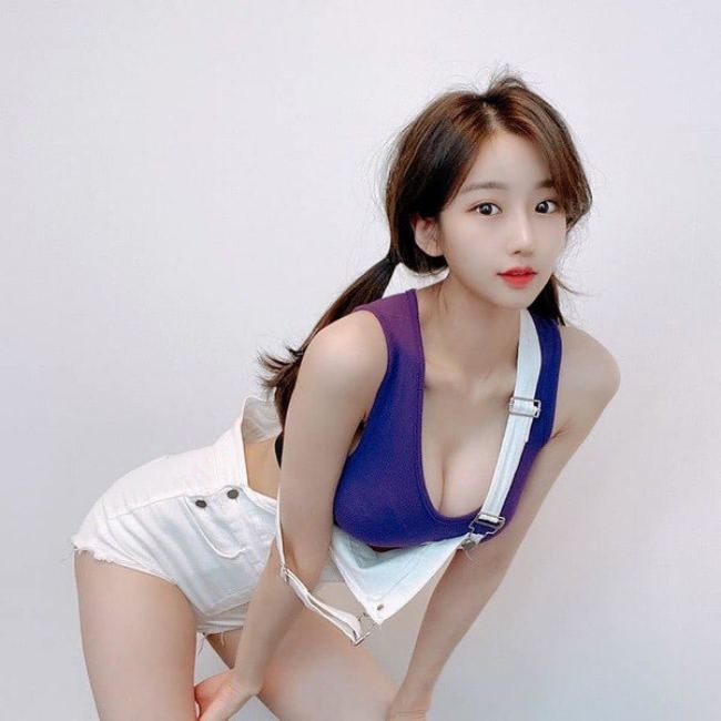 Seoa thân hình mảnh mai nhưng lại sở hữu số đo 3 vòng nóng bỏng cùng chiều cao lý tưởng 1,72m.