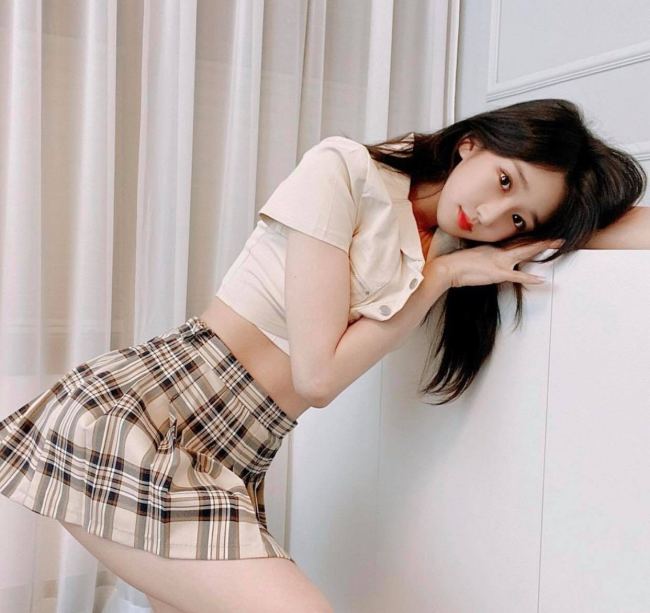 Seoa sở hữu gương mặt trẻ trung như cô nữ sinh khi lên đồ đồng phục để ngồi livestream.&nbsp;