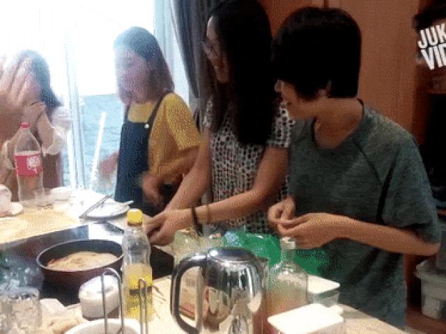 Tranh vui - Khi các cô nàng "vụng về" vào bếp trong lần đầu ra mắt nhà bạn trai