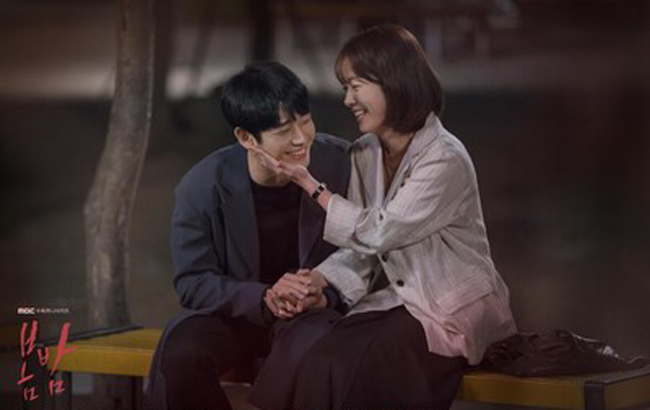 Thế nhưng vừa tắt máy quay, Jung Hae In không giấu được vẻ xấu hổ, ngại ngùng khiến nữ diễn viên Han Ji Min không nhịn được bật cười và đưa tay xoa mặt anh chàng để giúp Hae In đỡ ngượng.
