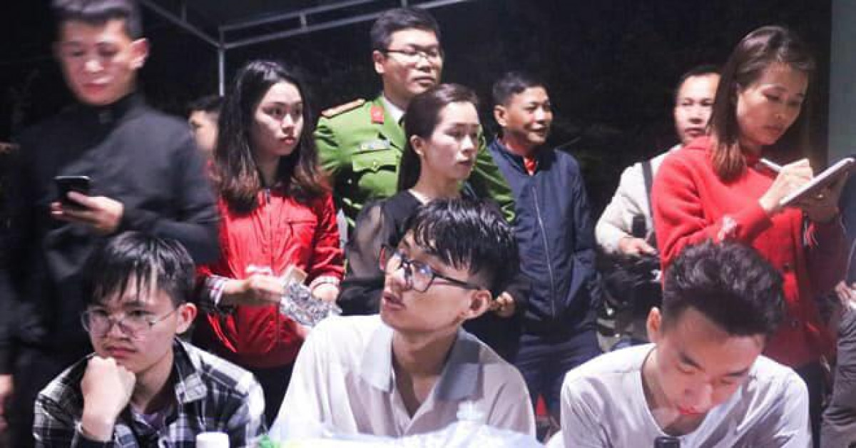 Tin tức trong ngày - 27 học sinh bị lạc khi đi dã ngoại: Thầy giáo chỉ là người mang nước lên giúp