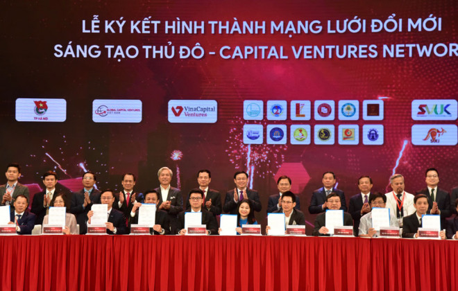 Quang cảnh lễ ký kết hình thành mạng lưới đổi mới sáng tạo Thủ đô.