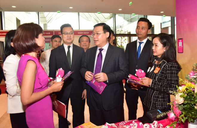 Bí thư Thành ủy Hà Nội Vương Đình Huệ tham quan triển lãm giới thiệu các sản phẩm công nghệ tại Ngày hội Đổi mới sáng tạo Thủ đô.