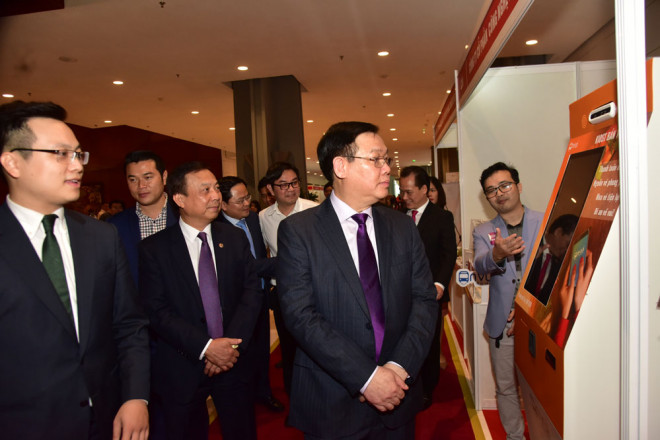 Bí thư Thành ủy Hà Nội Vương Đình Huệ tham quan triển lãm giới thiệu các sản phẩm công nghệ tại Ngày hội Đổi mới sáng tạo Thủ đô.