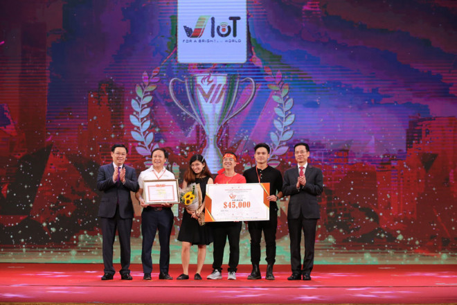 Bí thư Thành ủy Hà Nội Vương Đình Huệ và Bộ trưởng Bộ Thông tin và Truyền thông Nguyễn Mạnh Hùng trao giải Nhất cho đội VioT.