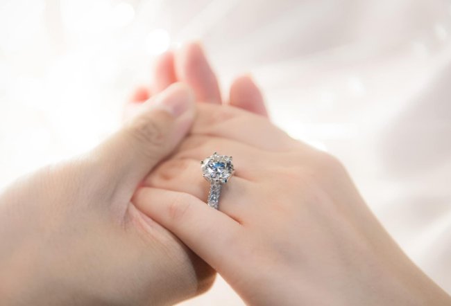 Trong ngày diễn ra lễ hỏi và loạt thông tin đời tư được lan truyền, Phan Thành cũng có động thái xác nhận khi đăng tải hình ảnh chiếc nhẫn kim cương đeo ở ngón áp út của một cô gái. 
