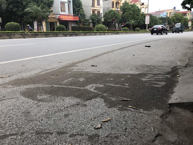 Vị trí xảy ra vụ tai nạn có nhiều vết dầu loang kéo dài