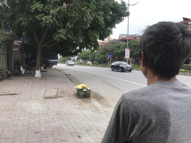 Người đàn ông tỏ ra vô cùng bức xúc, xót xa khi chứng kiến vụ việc đau lòng