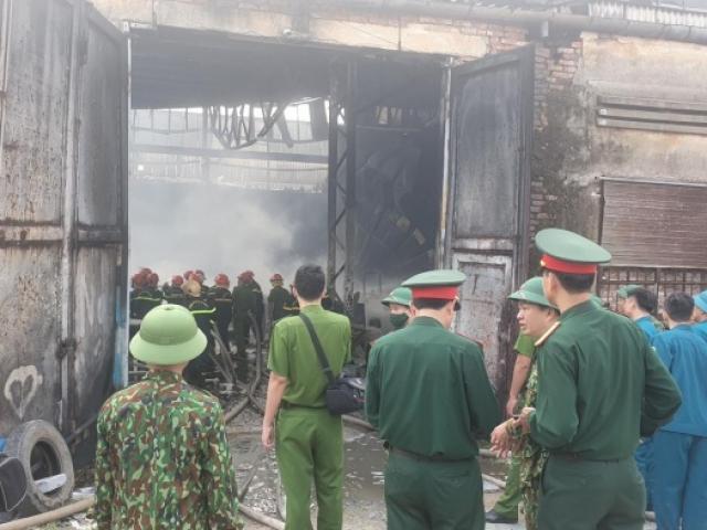 Tin tức trong ngày - Cháy dữ dội tại kho sơn giữa TP Vinh, huy động lực lượng quân đội trợ giúp