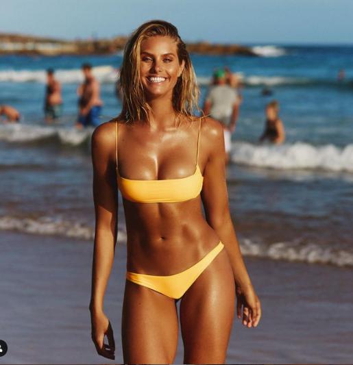 Hai chân dài 9x diện áo tắm nóng bỏng 'rực lửa' - 7