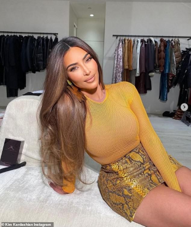 Kim Kardashian khiến fan 'dậy sóng' với ảnh bikini bé xíu, phô triệt để lợi thế hình thể - 2