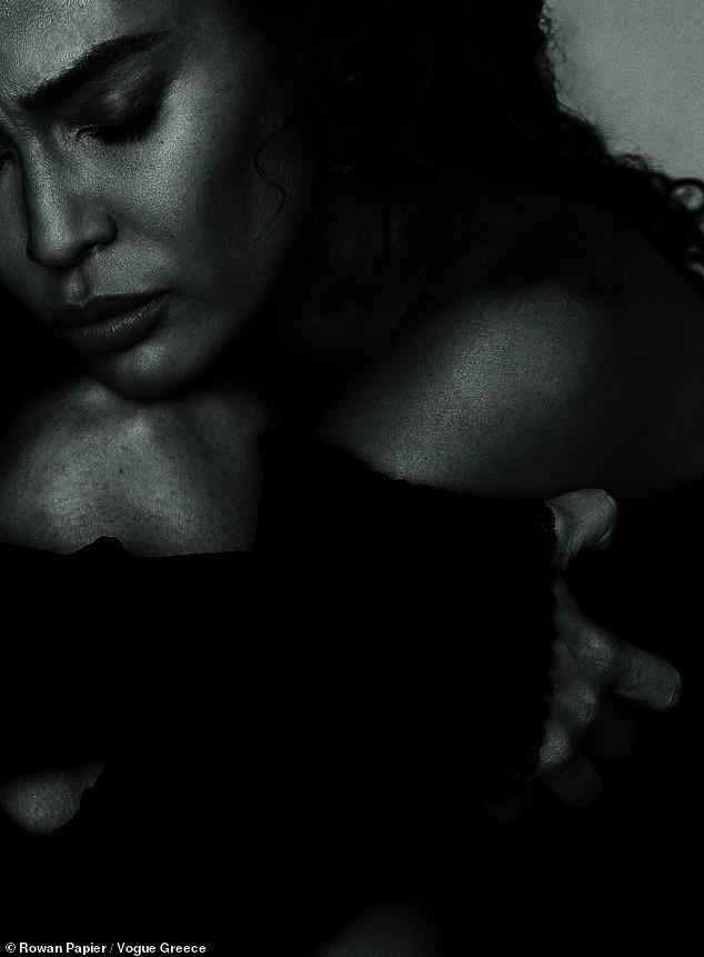 Irina Shayk cùng dàn mẫu quyến rũ hút hồn trên Vogue Hy Lạp - 7