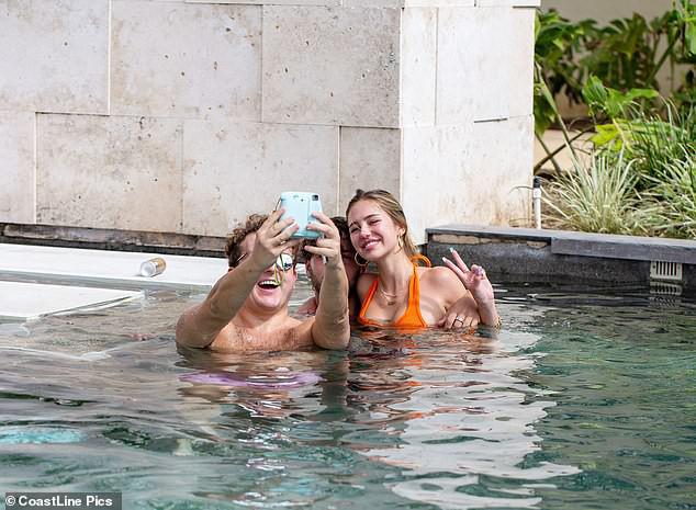 Nàng mẫu Delilah Belle Hamlin diện bikini nóng bỏng, tình tứ bạn trai - 5