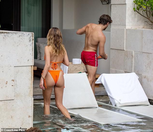 Nàng mẫu Delilah Belle Hamlin diện bikini nóng bỏng, tình tứ bạn trai - 9