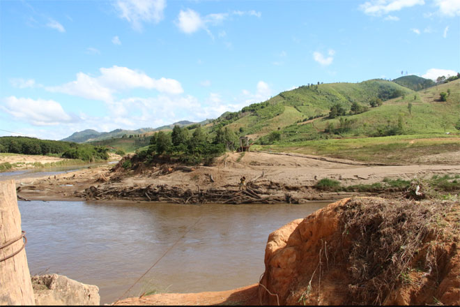 Hơn 1 tháng qua, từ khi cây cầu treo bị cơn bão số 9 đánh sập, người dân tại các thôn Đăk Giá, Đăk Rờ Me (xã Đăk Ang) và thôn Nông Nội, Tà Pook, Kà Nhảy (xã Đăk Nông) tự chế cáp treo để đu qua sông.