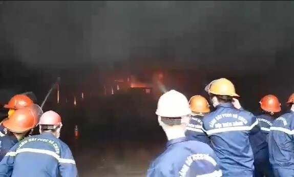 Lực lượng cảnh sát PCCC tìm cách khống chế ngọn lửa