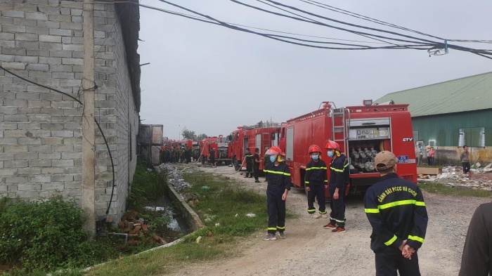 Khoảng chục xe cứu hoả cùng gần trăm cán bộ chiến sỹ công an, quân đội cùng tham gia chữa cháy