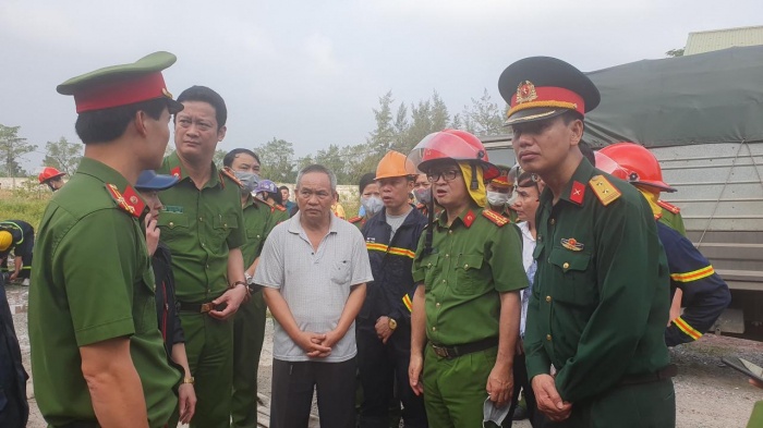 Ông Huy - thủ kho (áo trắng) kể lại sự việc