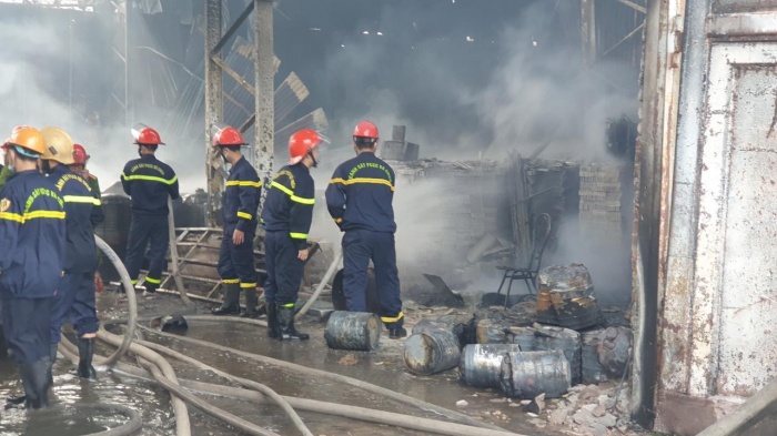 ...tuy nhiên vẫn còn nguy cơ tái bùng phát từ các đống vật liệu, thùng phuy hoá chất