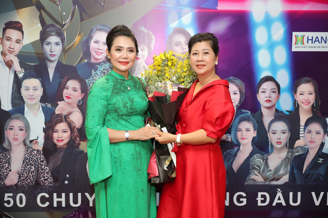 Bà Tạ Thị Thu Hằng (bên phải) chúc mừng bà Đỗ Thị Diệu Hoa, chủ tịch Liên hiệp Spa - Thẩm mỹ Việt Nam