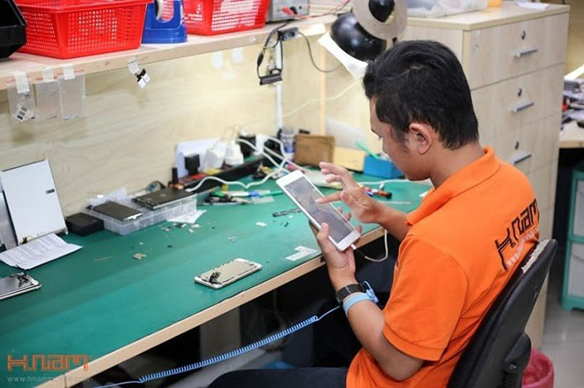 Nhân viên kỹ thuật kiểm tra và thực hiện sửa chữa