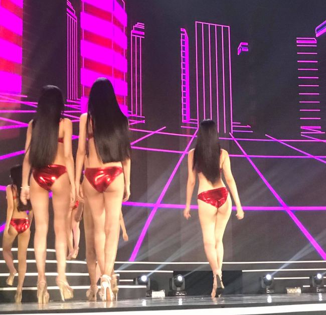 Trong đêm chung kết Hoa hậu Việt Nam 2020, phần thi áo tắm của các thí sinh khiến nhiều chân dài lộ điểm nhạy cảm.
