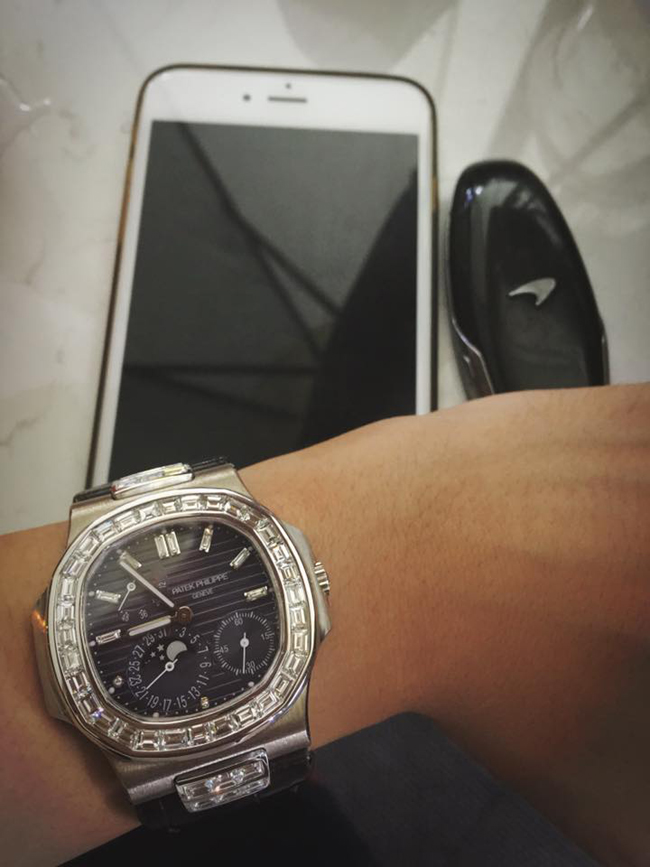 Chiếc đồng hồ hiệu này có giá khoảng 192,000 USD, tương đương 4,2 tỷ Đồng. Phía sau đồng hồ là chìa khóa chiếc siêu xe McLaren 650S Spider 16 tỷ đồng.

