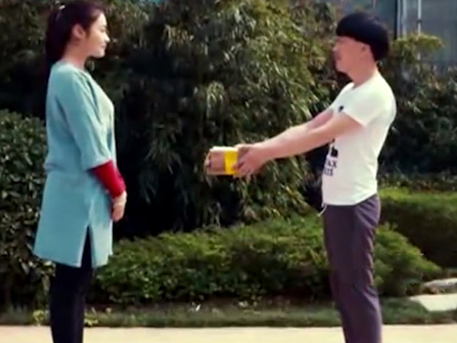 Cười 24H - Đi giao hàng mà làm như đang tỏ tình vậy!