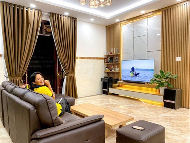 Chiếc sofa lớn là điểm nhấn ấn tượng ở phòng khách của gia đình H'Hen Niê. Ngôi nhà mới của Hoa hậu Hoàn vũ Việt Nam 2017 có nhiều phòng, đối xứng nhau.
